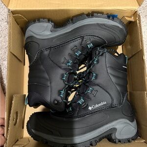 Columbia Blue and Tan Bugaboot III Box